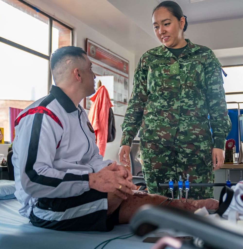 «No tenía miedo al ataque, sino a no volver a ver a mi hija», la historia de una oficial médico militar del Ejército Nacional