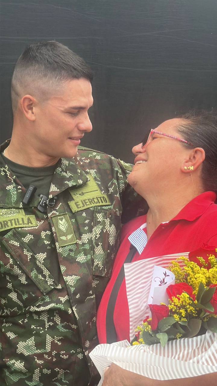 El esfuerzo de una madre recicladora de PVC hizo posible el sueño de su hijo de ser suboficial del Ejército Nacional