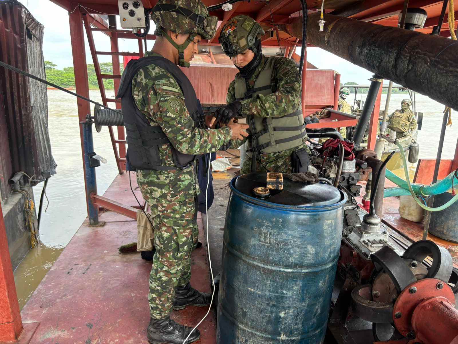 Golpe a la explotación ilícita de yacimientos mineros: autoridades inutilizan maquinaria e insumos en Guaranda, Sucre