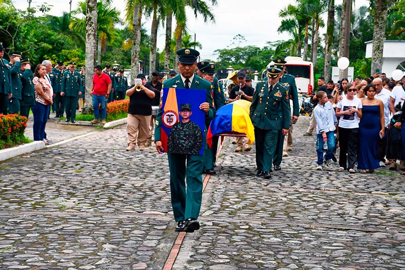 Honor y gloria a nuestros héroes: la Cuarta División del Ejército Nacional rinde homenaje al soldado profesional Emerson Danilo Carantón Buitrago