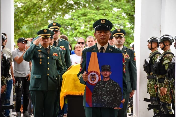 Honor y gloria a nuestros héroes: la Cuarta División del Ejército Nacional rinde homenaje al soldado profesional Emerson Danilo Carantón Buitrago