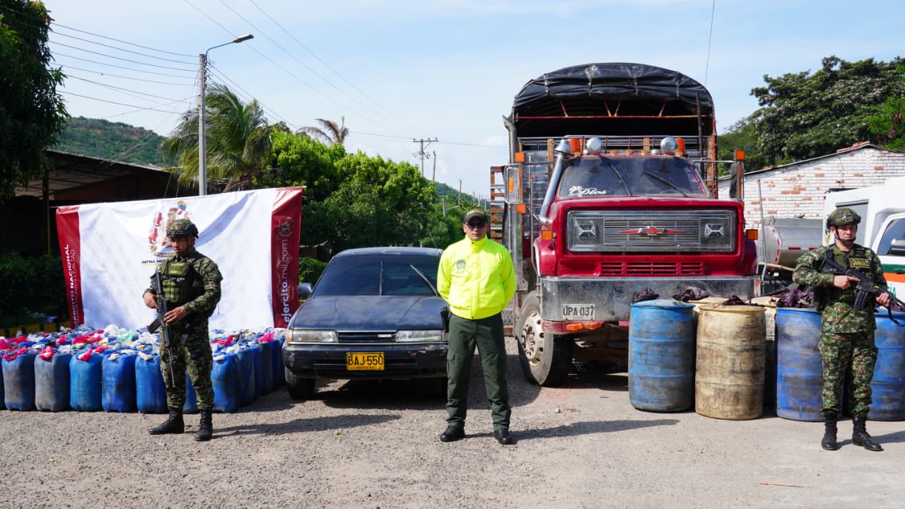 Más de 2.400 galones de combustible, presuntamente destinados al procesamiento de clorhidrato de cocaína, fueron incautados en zona rural de Cúcuta