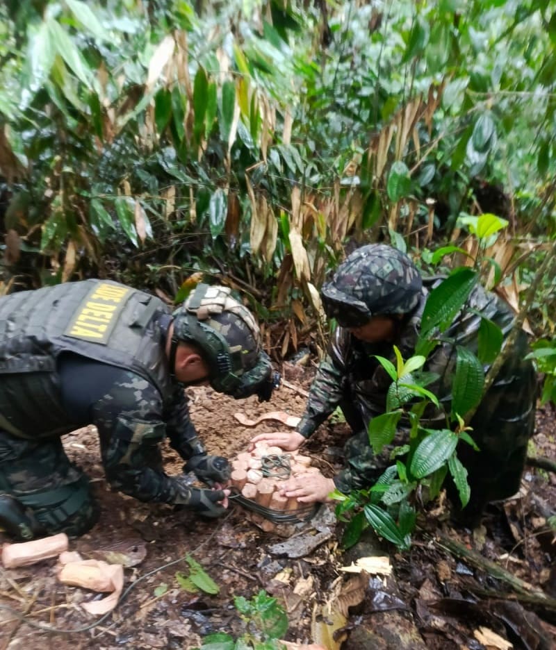 Army troops dismantled an illegal cache of explosives in a rural area of Putumayo