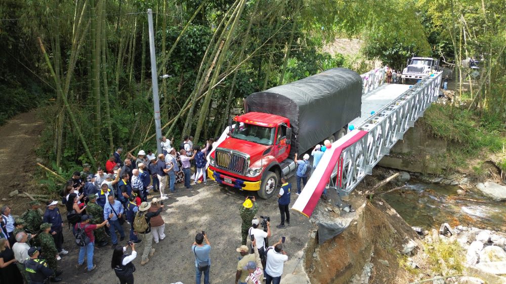 En el Eje Cafetero, puente militar del Ejército Nacional, reabre conexión estratégica rural de manera segura