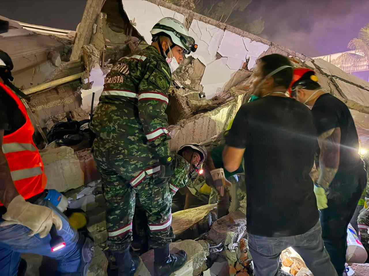 In Chocó, the National Army mobilized and deployed rescue soldiers specialized in debris removal, search, and rescue